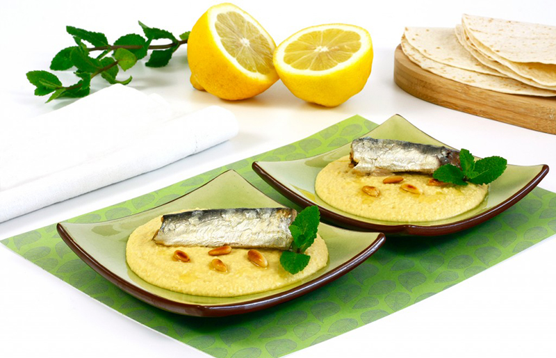 Hummus s marinovanými sardinkami