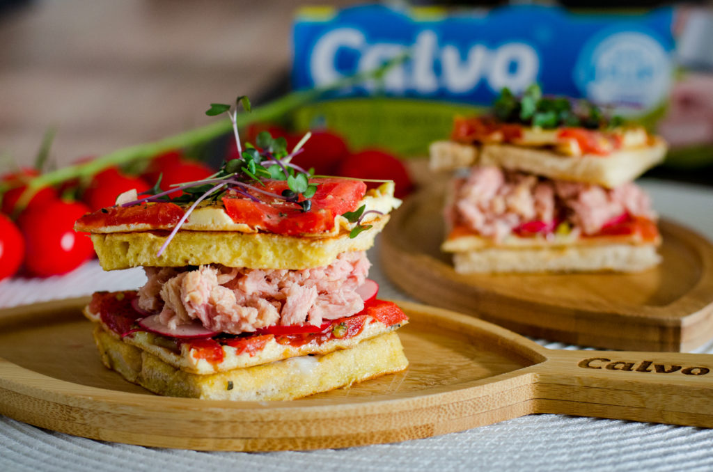Tuňákový sendvič s rajčatovou omeletou